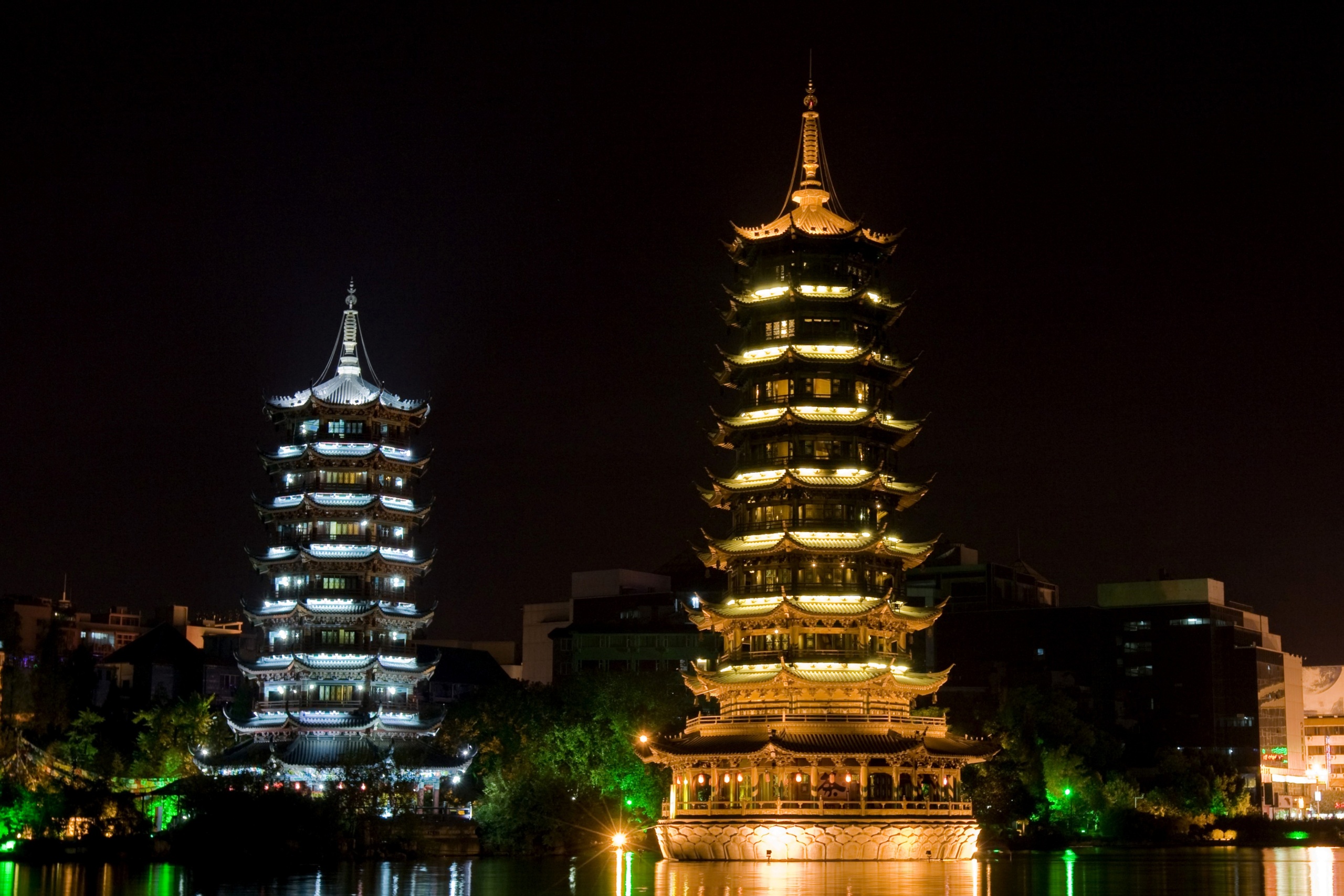 Chiny - Guilin - Sun and Moon Pagodas