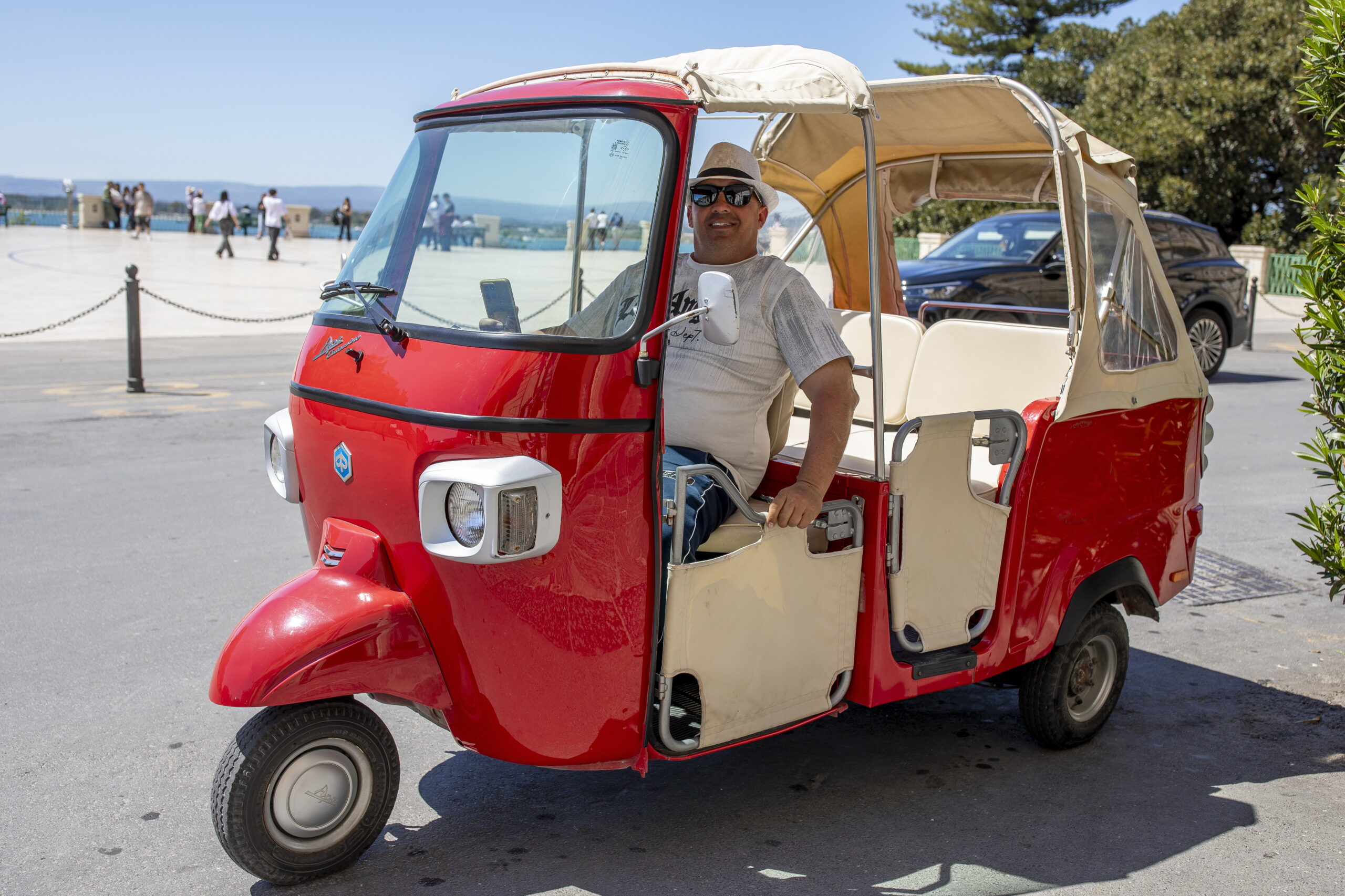 Piaggio Ape Calessino - elegancka, retro odmiana klasycznego Ape, zaprojektowana przewozu turystów