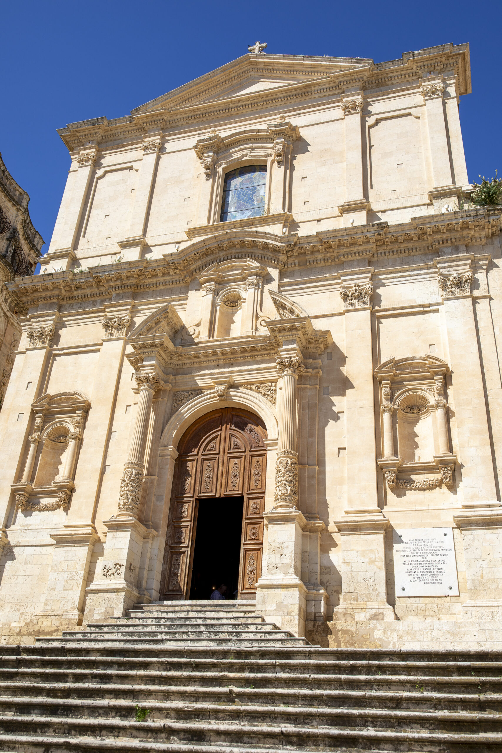 Chiesa di San Francesco all'Immacolata - Barokowy kościół z XVIII wieku, należący do franciszkanów zaraz po wejściu na główną ulicę Corso Vittorio Emanuele