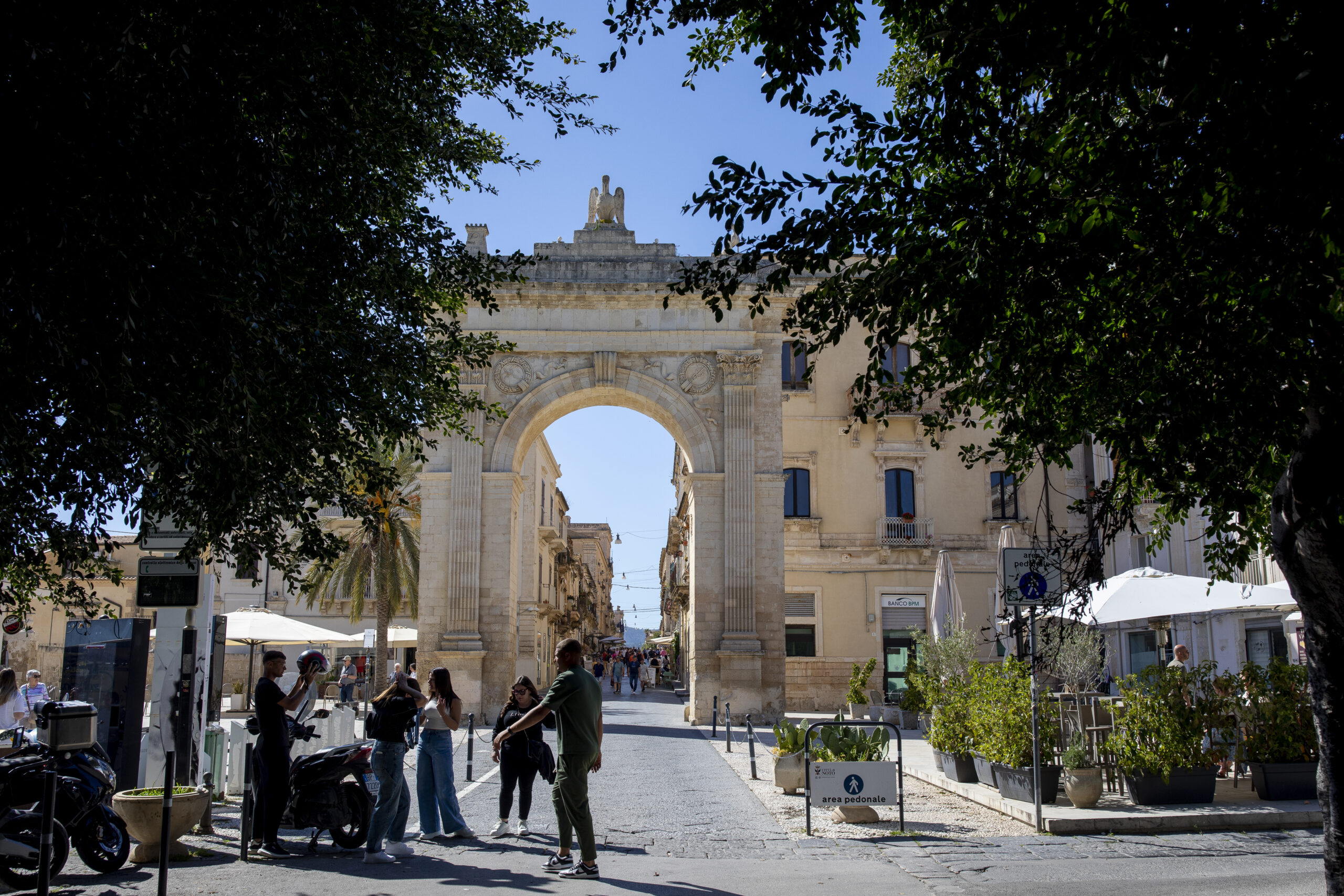 Noto, Brama - Porta Reale na początku głównej ulicy Corso Vittorio Emanuele
