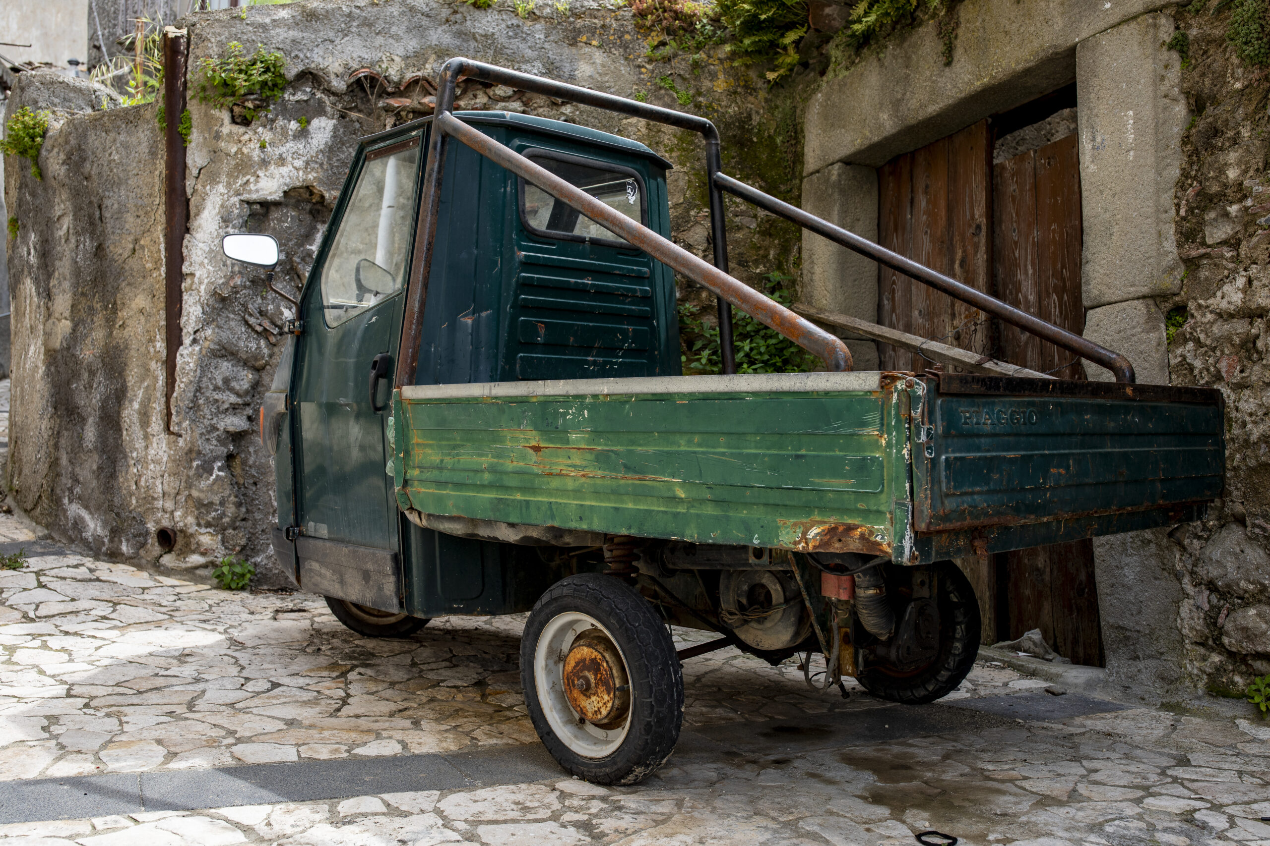 Piaggio Ape - trójkołowy, dostawczy pojazd - ikona stylu retro na Sycylii