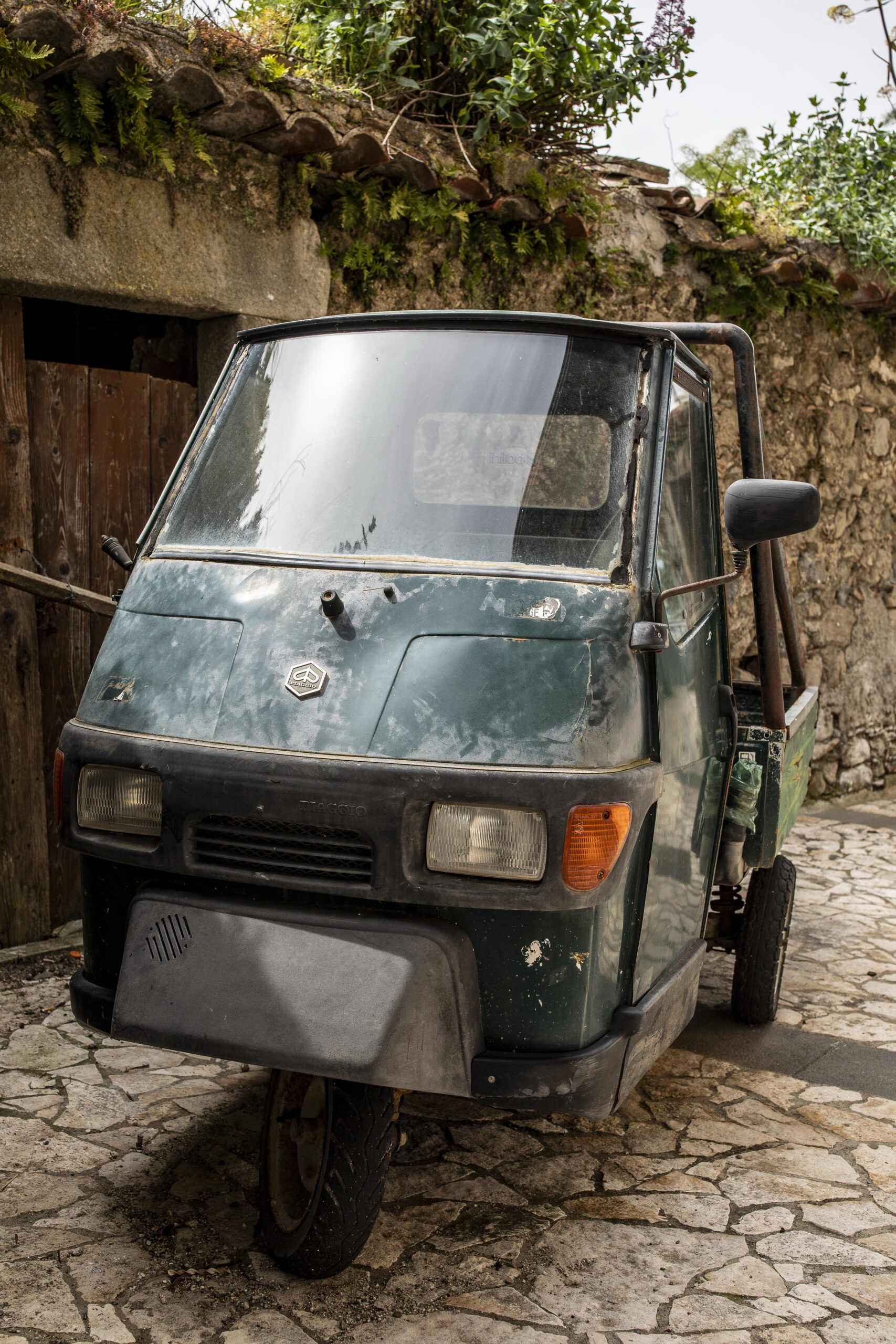 Piaggio Ape - trójkołowy, dostawczy pojazd - ikona stylu retro na Sycylii