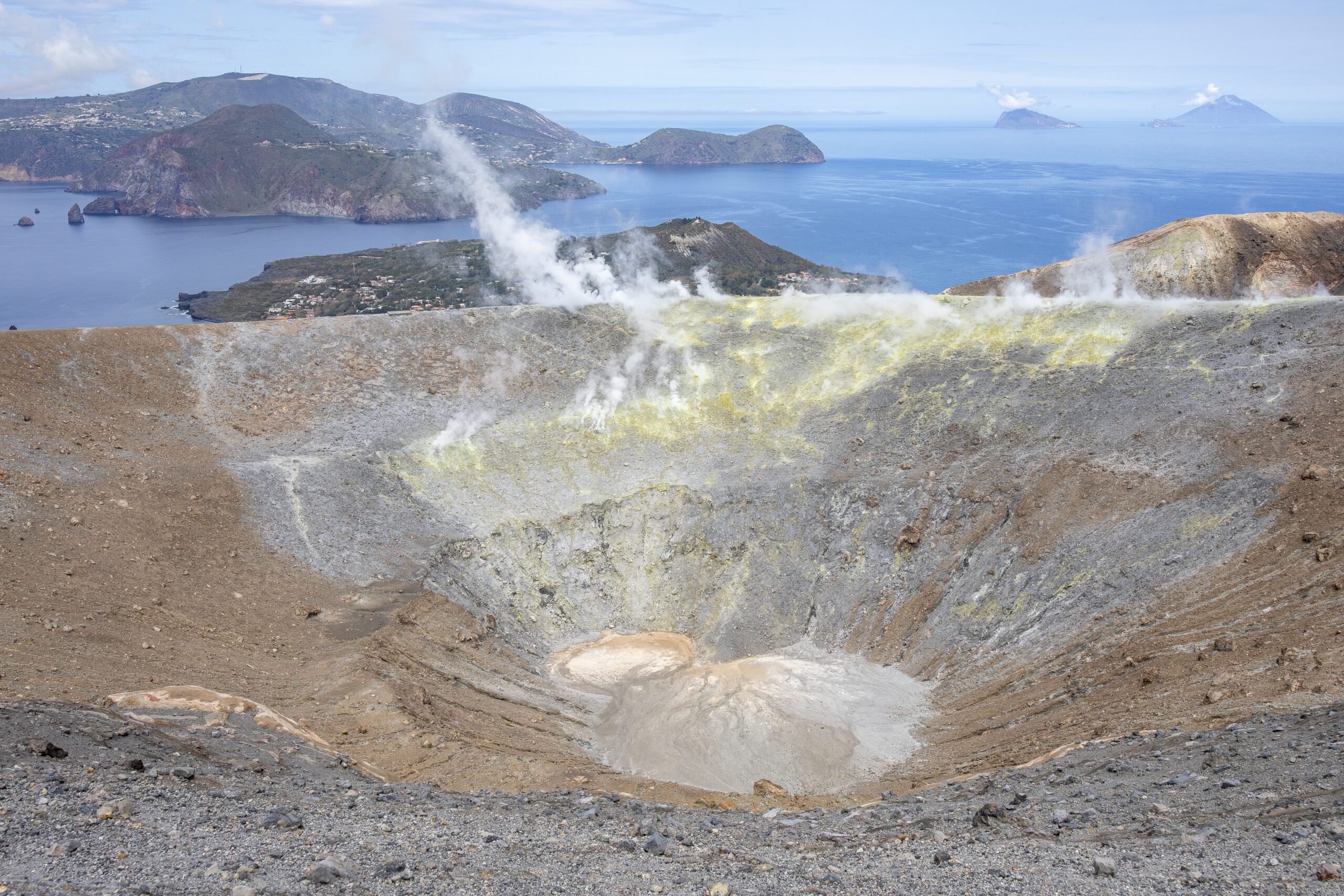 Vulcano, Krater Gran Cratere. Siarkowe opary wydobywające się z ziemi