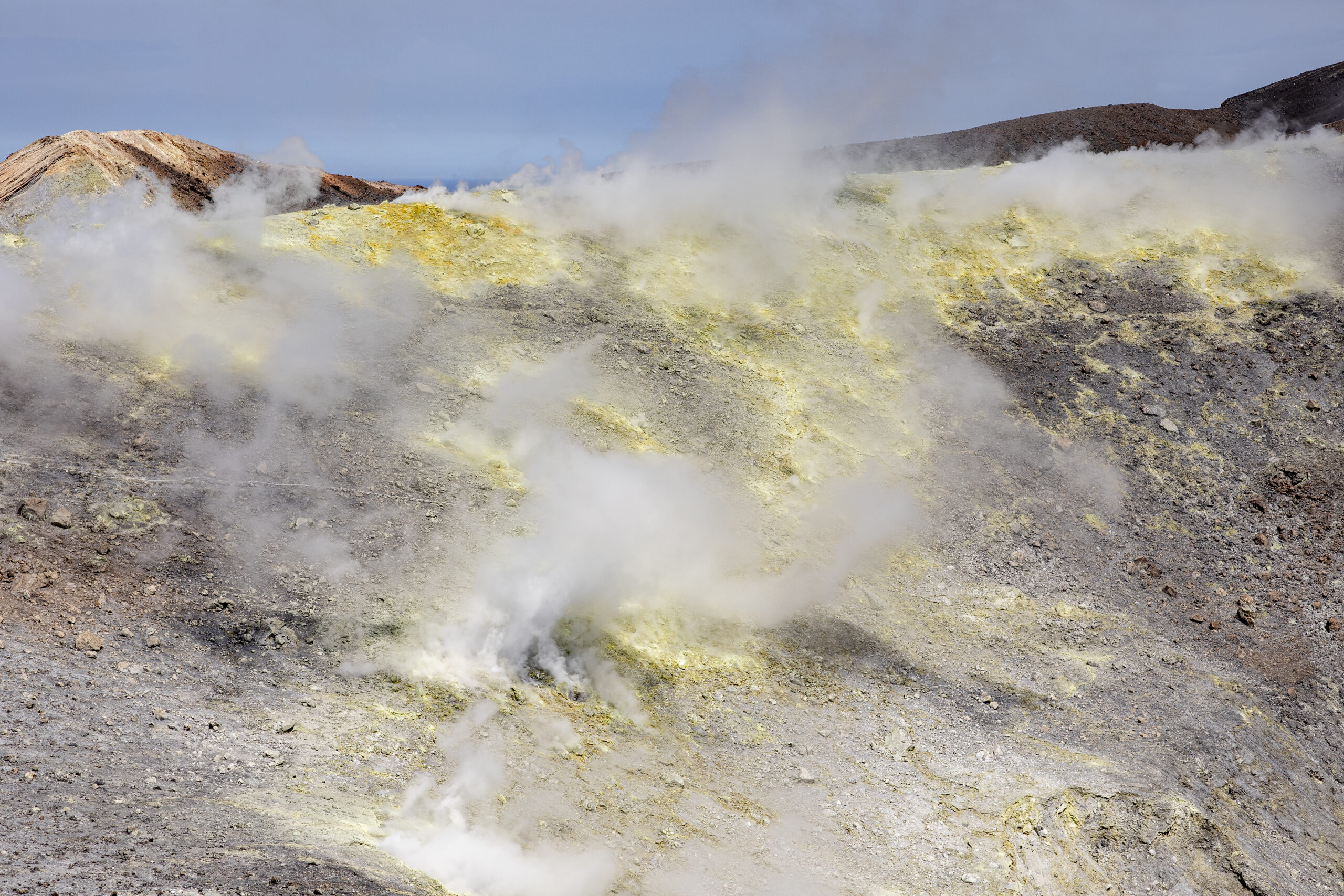Vulcano, Krater Gran Cratere. Siarkowe opary wydobywające się z ziemi