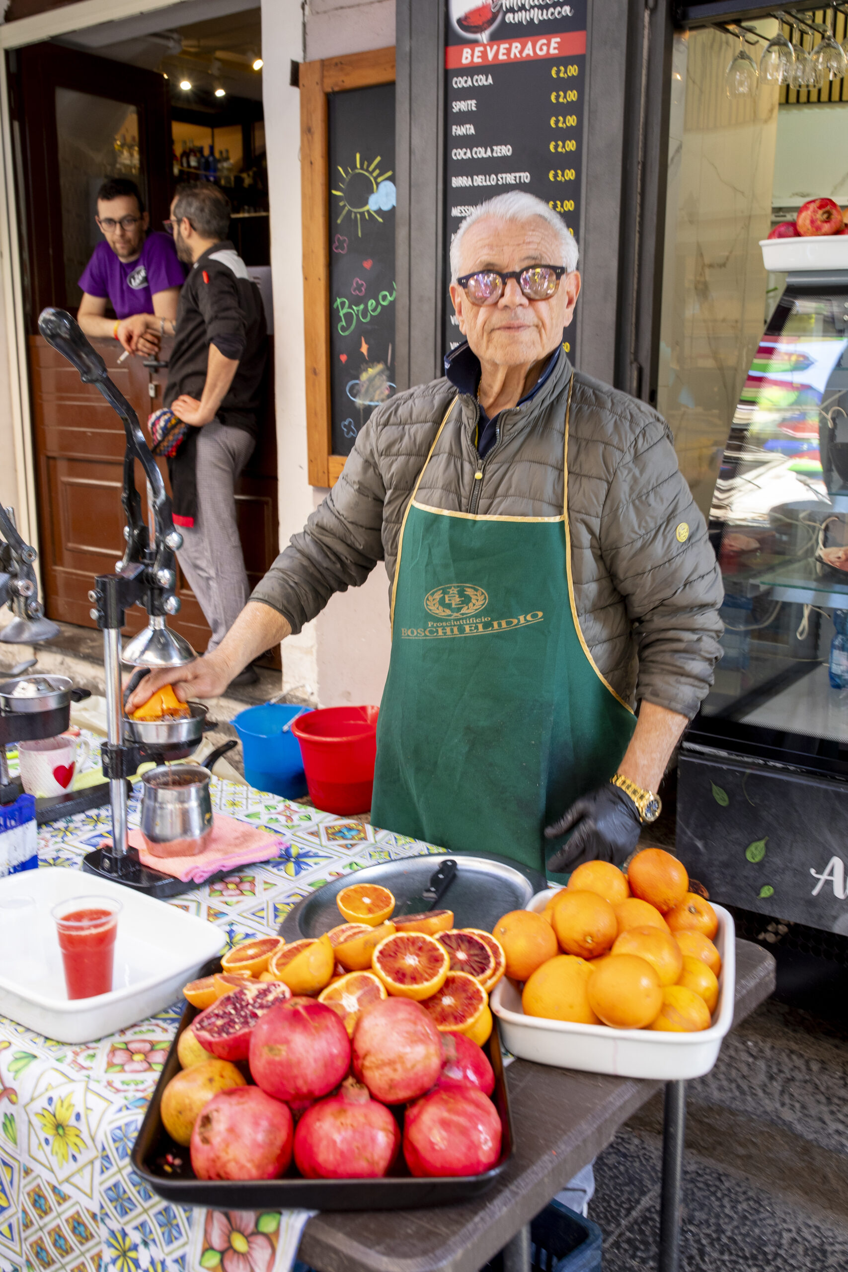 Catania, Targ - La Pescheria. Stoiska ze świeżo wyciskanymi sokami owocowymi